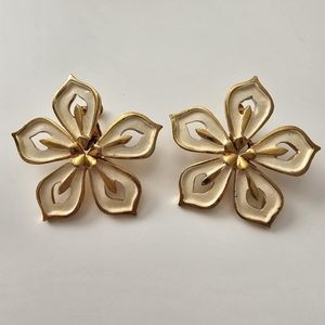 Vendome En Tremblant Articulated gold tone metal Vintage Statement Earrings